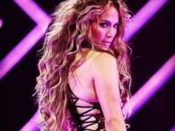 Jennifer Lopez intrygująco w sportowym staniku